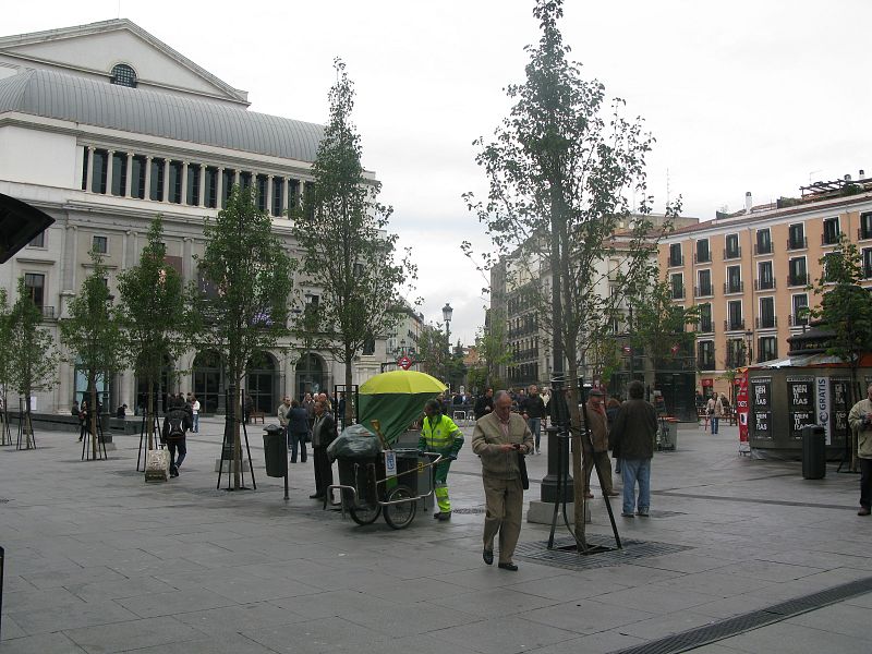 La Plaza de Ópera amanece sin carteles electorales el primer día de campaña