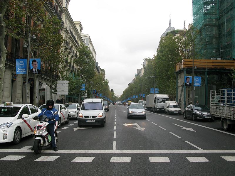 La calle Serrano, en el barrio de Salamanca (Madrid), está llena de carteles del PP