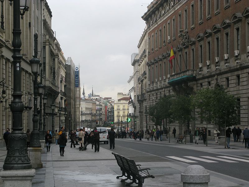 Inicio de la calle Alcalá, con la puerta del Sol al fondo, donde la propaganda electoral no es visible