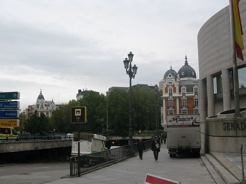 A las puertas del Senado no hay carteles que indiquen el inicio de la campaña electoral