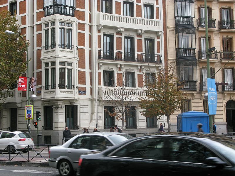 Glorieta de Alonso Martínez, donde se mezcaln los carteles de PP y PSOE