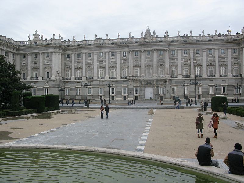 En la zona del Palacio Real no hay carteles que indiquen el inicio de la campaña