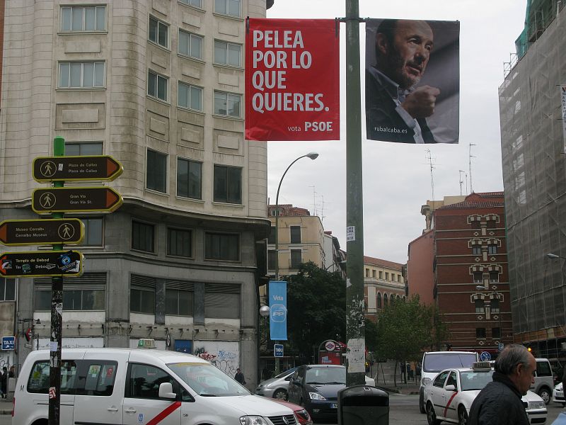 Carteles electorales del PSOE y el PP en Plaza de España