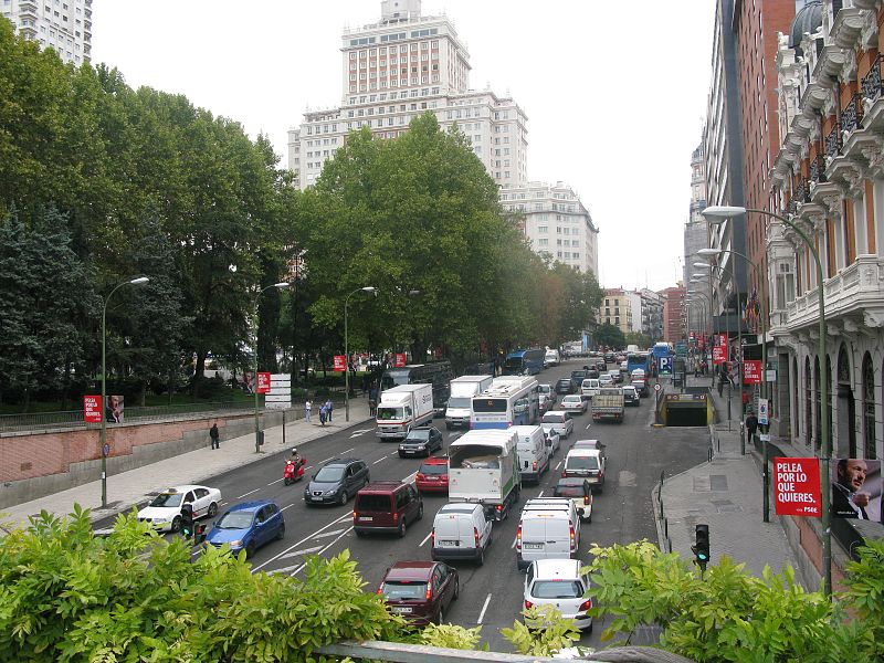 En la cuesta de San Vicente, pegada a la Plaza de España, hay carteles del PSOE.