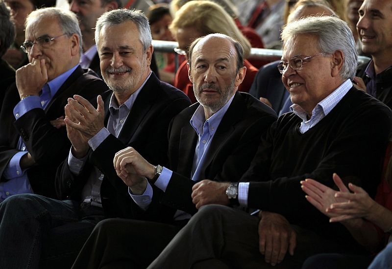Alfonso Guerra y Felipe González no coincidían en un mitin desde hace más de una década pero se han sentado separados, con Griñán y Rubalcaba en medio