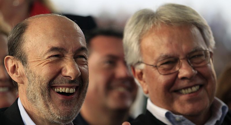 El candidato del PSOE, Alfredo Pérez Rubalcaba, y el presidente del Gobierno, Felipe González