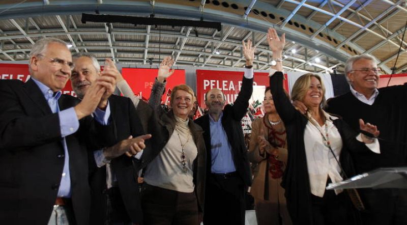 Rubalcaba (4d), acompañado por Felipe Gonzalez (d), Alfonso Guerra (i), José Antonio Griñán (2i), y Trinidad Jiménez (2d), en el mitin