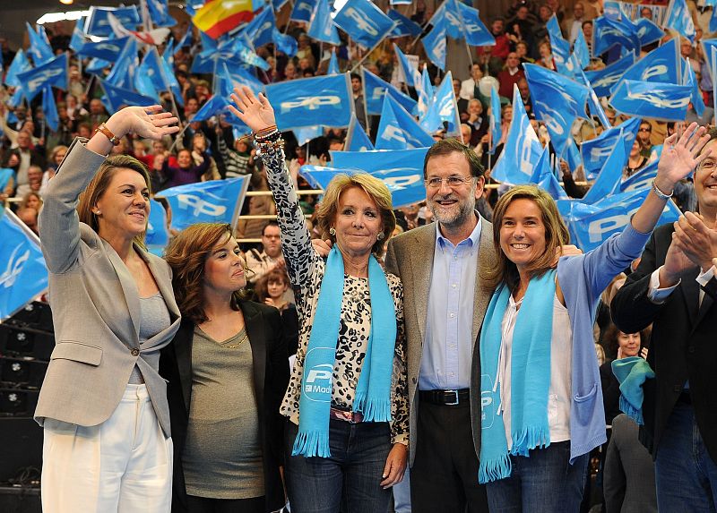 El candidato del PP, Mariano Rajoy, junto a Ana Mato, Esperanza Aguirre, Soraya Saéz de Santamaría y María Dolores de Cospedal.