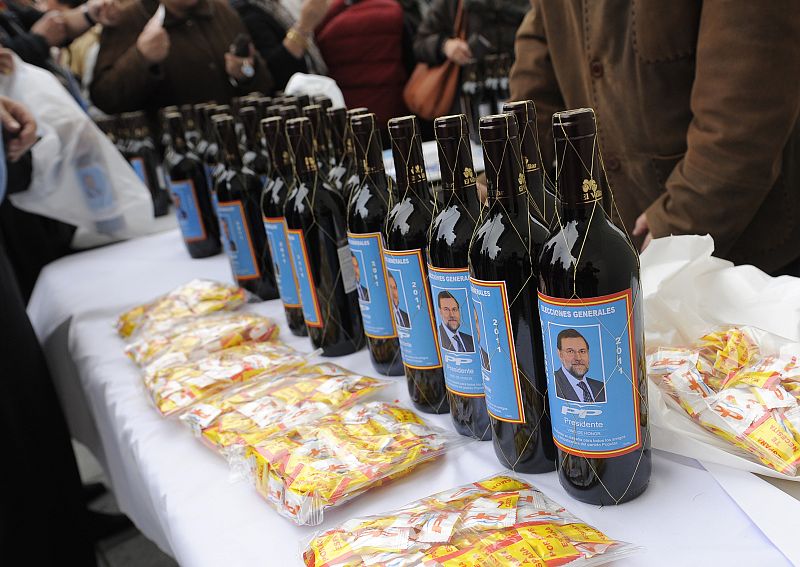 Botellas de vino y caramelos en el mitin del PP