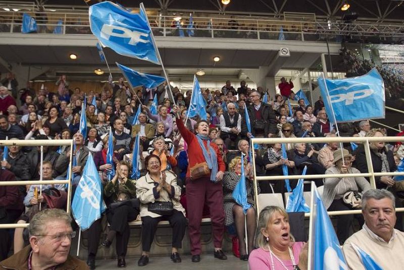 El público madrileño ondea las banderas del Partido Popular.