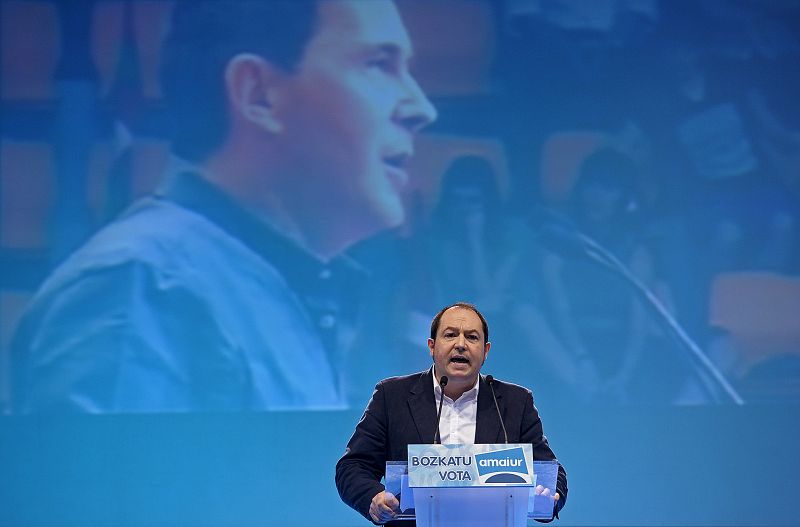 El exportavoz de Batasuna, Pernando Barrena, con una imagen de Arnaldo Otegi proyectada al fondo, lee la carta que este último ha dirigido a los militantes y simpatizantes de Amaiur en un mitin en Navarra.