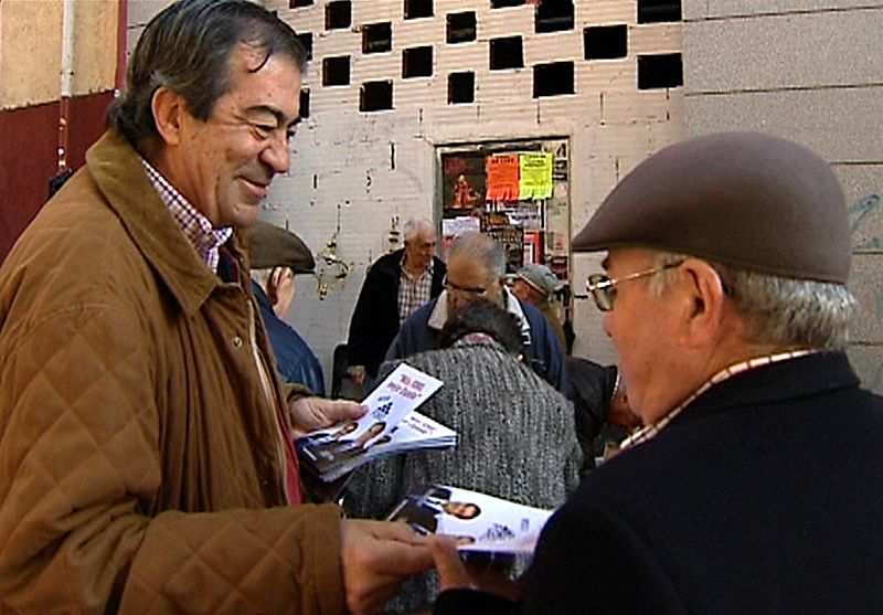 Álvarez Cascos pide el voto en El Rastro de Madrid