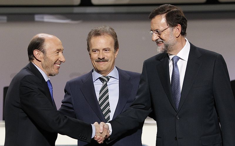 Alfredo Pérez Rubalcaba y el líder del Partido Popular, Mariano Rajoy, se saludan en presencia del presidente de la Academia de Televisión y moderador, Manuel Campo Vidal.