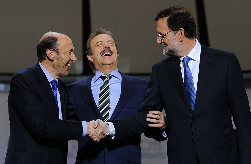 Alfredo P. Rubalcaba y Mariano Rajoy se estrechan las manos antes del debate junto al moderador de este evento Manuel Campo Vidal, Presidente de la Academia de la Televisión.