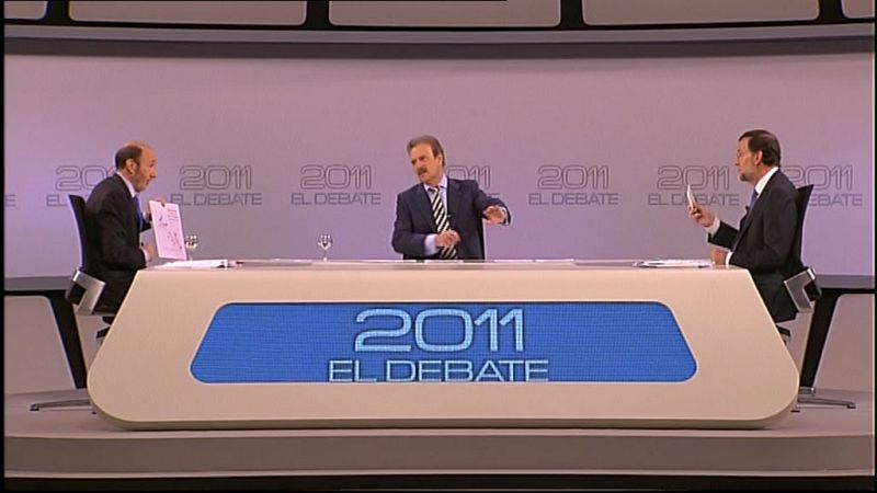 Los candidatos a la presidencia del PSOE y el PP muestran sus papeles durante un momento del debate