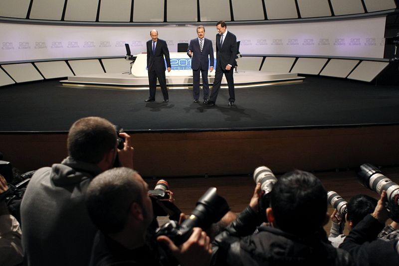 Los fotógrafos retratan las figuras de Mariano Rajoy, Alfredo P. Rubalcaba y Manuel Campo Vidal en el único cara a cara antes de las elecciones del 20 de noviembre