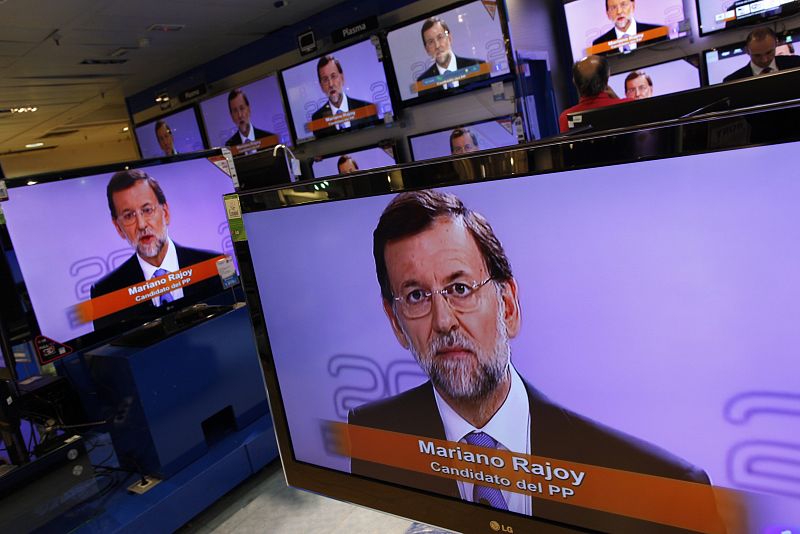 La imagen de Mariano Rajoy, candidato a la presidencia del PP se ha podido ver en esta tienda de televisores y electrónica de Málaga durante un momento del debate