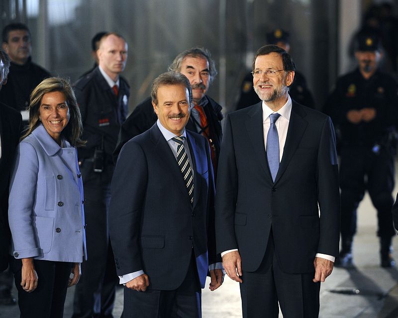 El candidato a la presidencia del PP posa junto al moderador de este debate, Manuel Campo Vidal y la directora de campaña del PP, Ana Mato