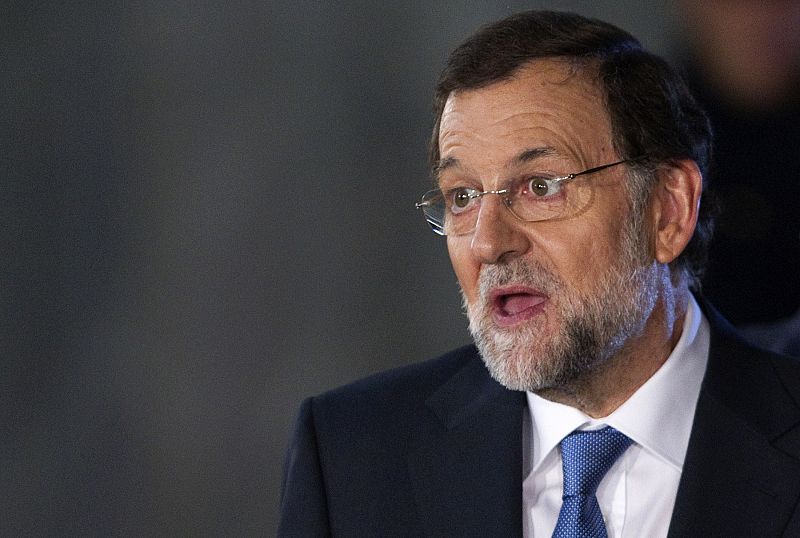 El candidato a la Presidencia del PP, Mariano Rajoy habla con los medios de comunicaciEl candidato a la Presidencia del PP, Mariano Rajoy habla con los medios de comunicación a su salida del único cara a cara antes de las elecciones del 20 de noviembre