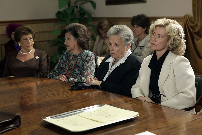 Herminia acude a la lectura del testamento de Alfredo, que ha fallecido recientemente. El disgusto de Herminia por la muerte del que fuera su amigo especial torna en estupor cuando descubre la cantidad de mujeres que hubo en la vida de Alfredo, al q