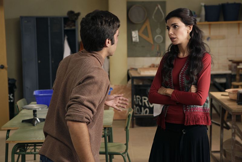 Javi se enfada con Inés porque no le presta dinero. Ella tiene muy claro que la única manera de ayudar a su alumno es manteniendo una actitud firme.
