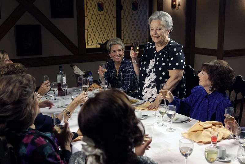 Una de las últimas voluntades de Alfredo es que todas las mujeres que pasaron por su vida cenen juntas.