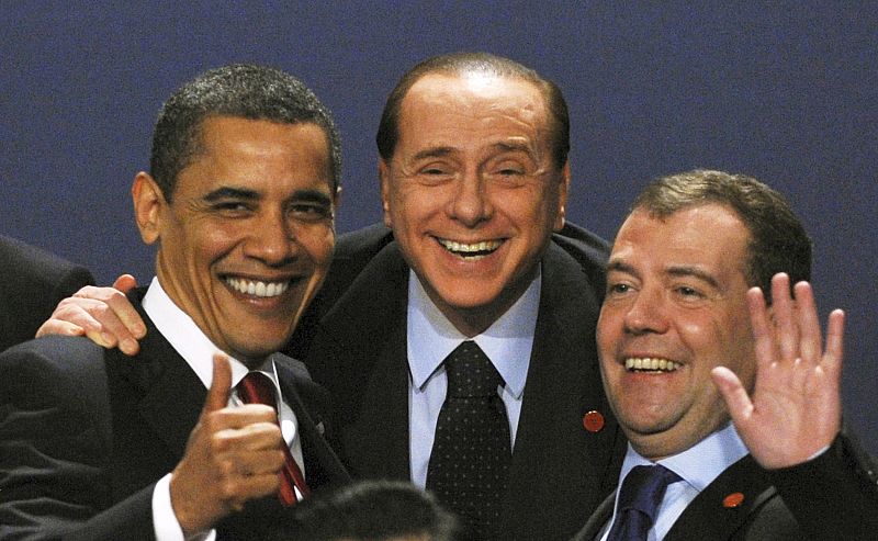 Obama, Berlusconi y Dmitri Medvedev comparten fotografía en la cumbre del G-20 del año 2009