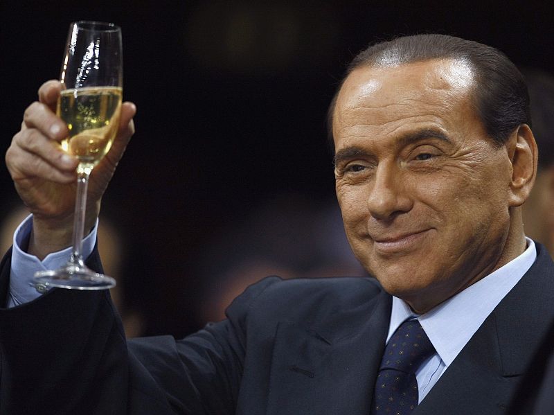 Berlusconi brinda con vino durante un partido de fútbol en el año 2008