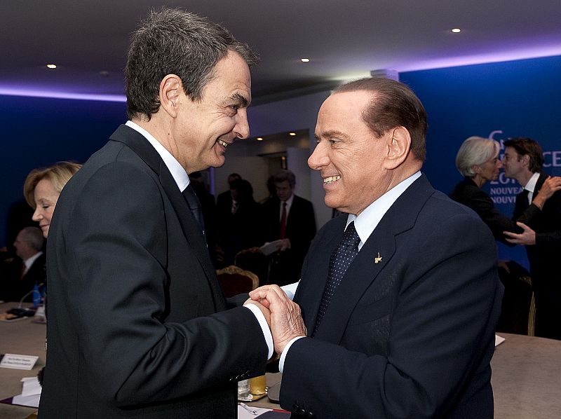 Berlusconi y Zapatero en la "minicumbre" del eurogrupo, previa a la del G20, en Cannes este 2011