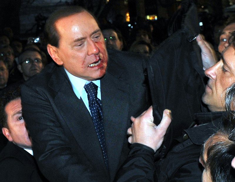Berlusconi también ha sido objetivo de ataques como este que tuvo lugar en 2009