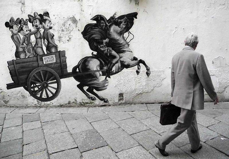 Un mural caricaturiza a Berlusconi como Napoleón al frente de un carro con mujeres