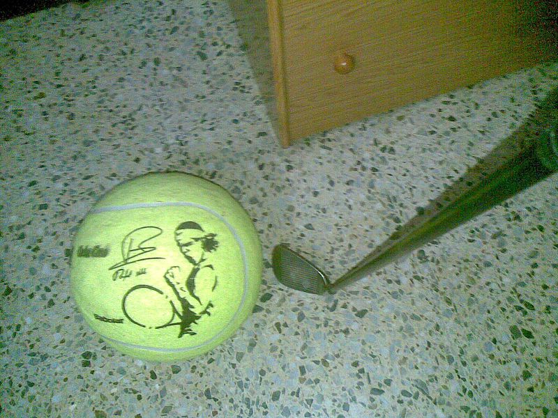 Tenis sin raqueta pero con palo de golf, toque de humor deportivo