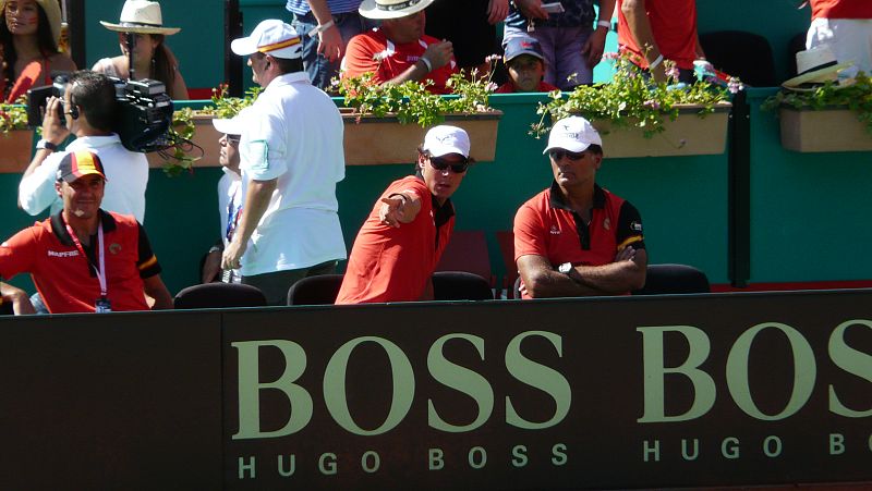 Rafa Nadal, discutiendo una jugada con tío Toni