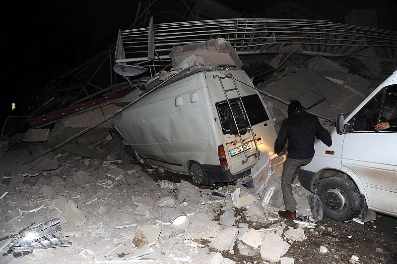 Carros destruidos y edificios afectados son el resultado de un terremoto de 5,6 grados en la escala de Richter que ha sacudido este miércoles la provincia de Van (Turquía).