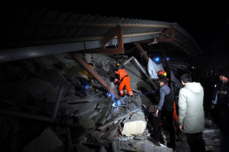 Equipos de rescate tratan de  ayudar a los afectados por la caída de un hotel.