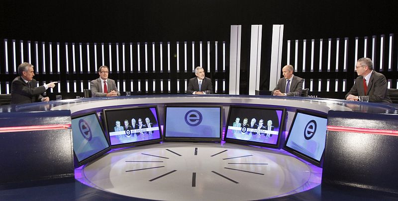 Los candidatos de los partidos con representación parlamentaria durante el debate.