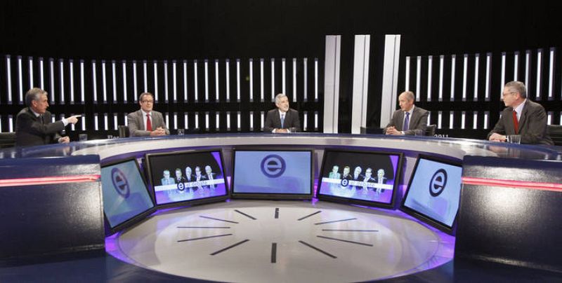 Los candidatos de los partidos con representación parlamentaria durante el debate. 