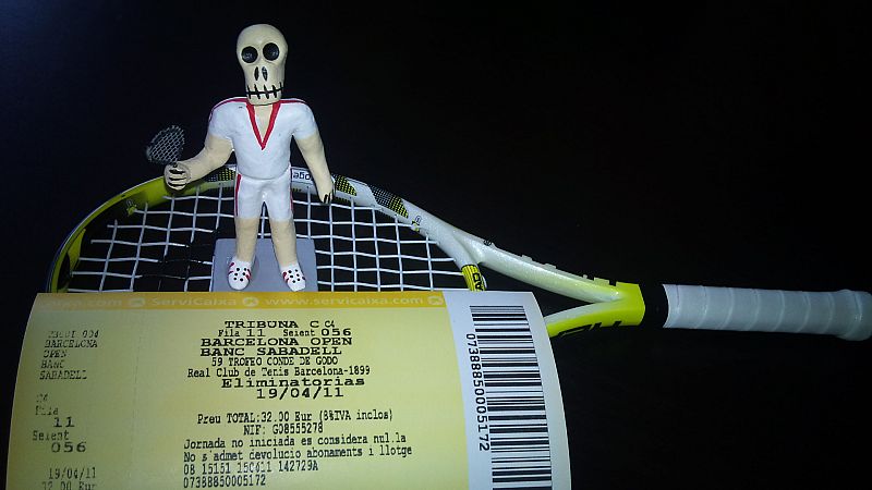 Mi entrada del Godó 2011, mi mini raqueta y un recuerdo de México, la Santa Muerte jugando al tenis...