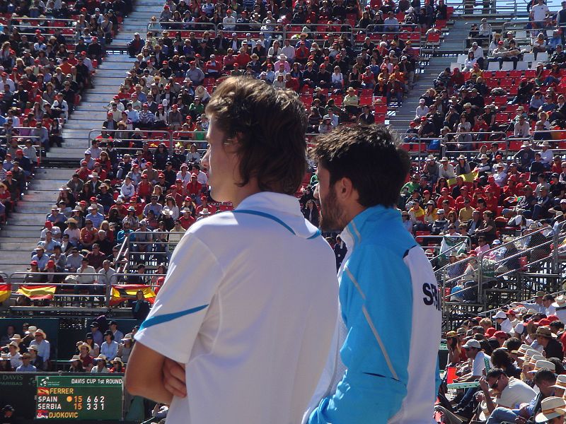 Tipsarevic, tratando DE localizar a los aficionados serbios en las gradas de Benidorm, Copa Davis 2009
