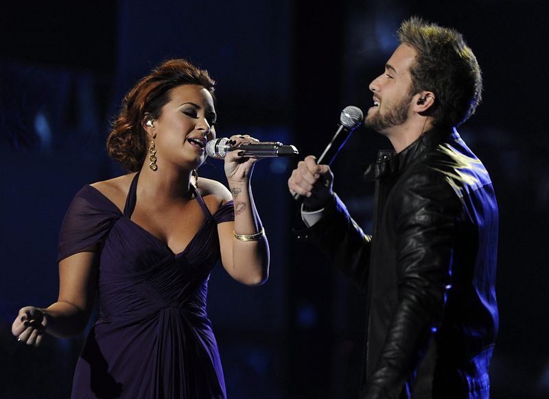 Demi Lovato y el español Pablo Alborán en plena actuacíón