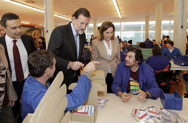 Rajoy conversa con dos trabajadores del Centro Ocupacional ARPS, en La Rioja