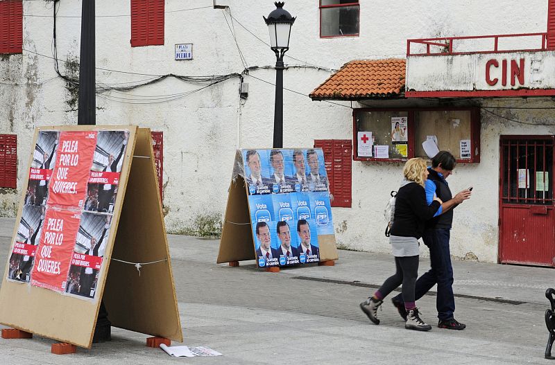 La plaza de Manzanares El Real, inundada de propaganda electoral