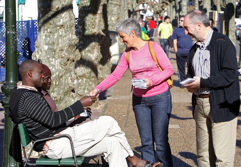 Los candidatos de Amaiur reparten información electoral