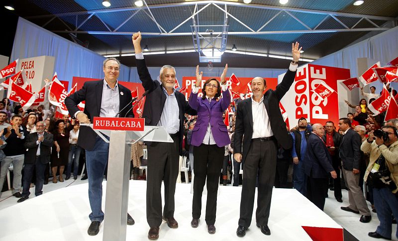 Alfredo Pérez Rubalcaba (d);José Antonio Griñán (2i); Rosa Aguilar, y Juan Pablo Durán (i) en un mitin en Córdoba