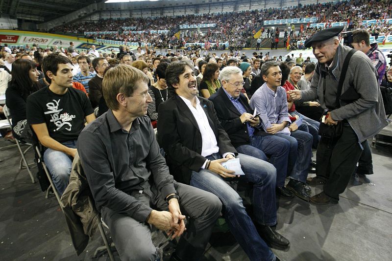 Los dirigentes y candidatos de Amaiur Rufi Etxeberria (i), Pello Urizar (2i) , Patxi Zabaleta (3i), y Óscar Matute.