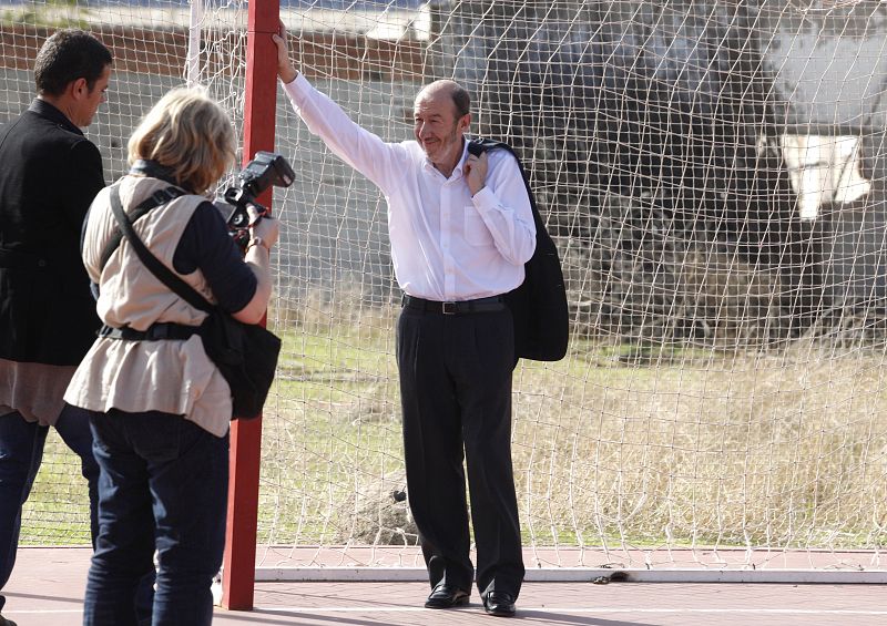 El candidato del PSOE a la Presidencia del Gobierno, Alfredo Pérez Rubalcaba, tras participar en el acto electoral celebrado en Córdoba