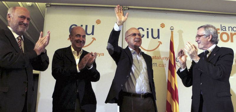 El candidato de CiU para el 20N, Josep Antoni Duran Lleida (2d), acompañado por el ex diputado Miquel Roca (2i), el ex portavoz Joaquim Molins (i), y el ex jefe de filas de CiU en el Congreso Xavier Trias (d).