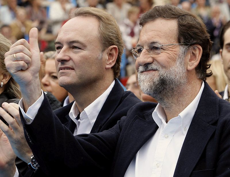 Mariano Rajoy, a la derecha, junto a Alberto Fabra, en el mitin de la plaza de toros de Valencia