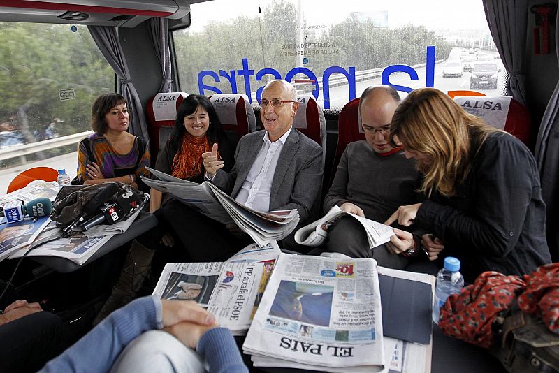 Foto facilitada por CiU del candidato Josep Antoni Duran i Lleida en el autobús con los periodistas que le siguen en la campaña electoral.