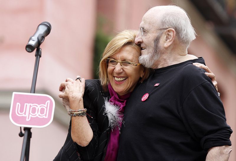 La líder de UPyD, Rosa Díez y el escritor Álvaro Pombo, durante un debate con los ciudadanos que su partido celebró en la madrileña plaza del 2 de Mayo.